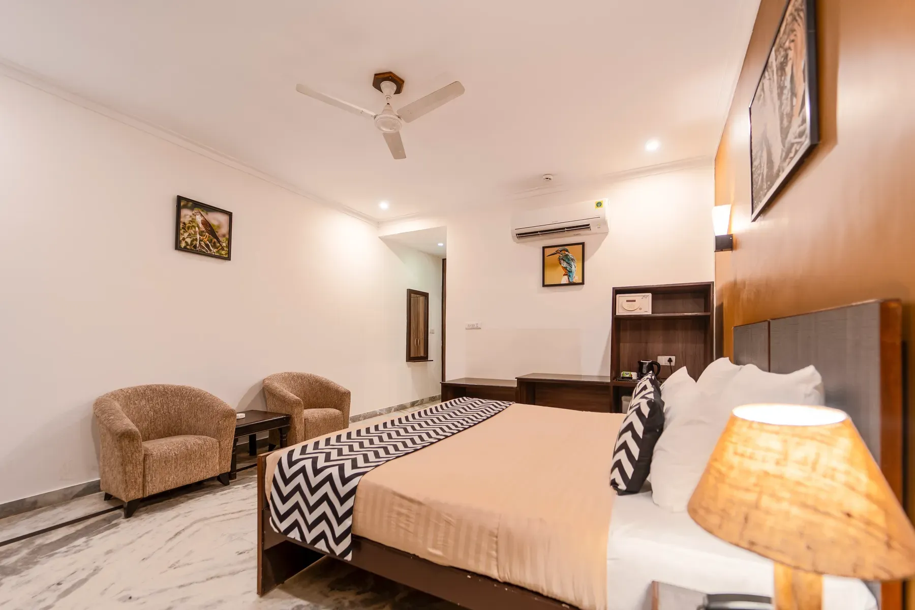 Luxury Cottage Bed & Lounge